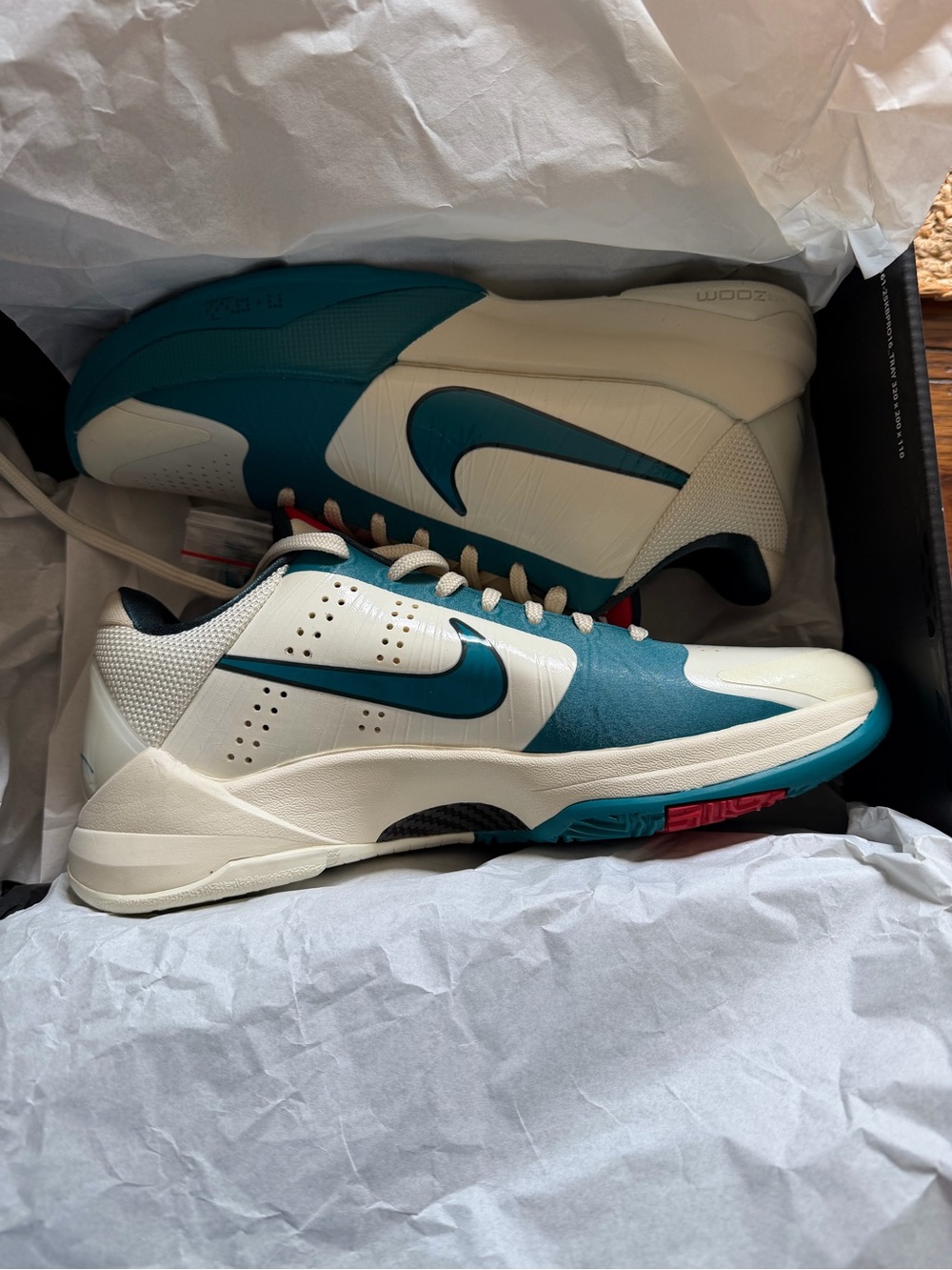 New in box- Caitlin Clark Kobe Coconut Sneakers men’s 6 womens 7.5